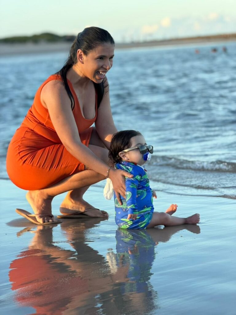 Criança internada desde o nascimento realiza sonho de ir à praia em Natal