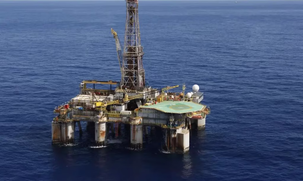 Ataques ao Irã: entenda como ocorre o efeito em cadeia da elevação do preço do petróleo