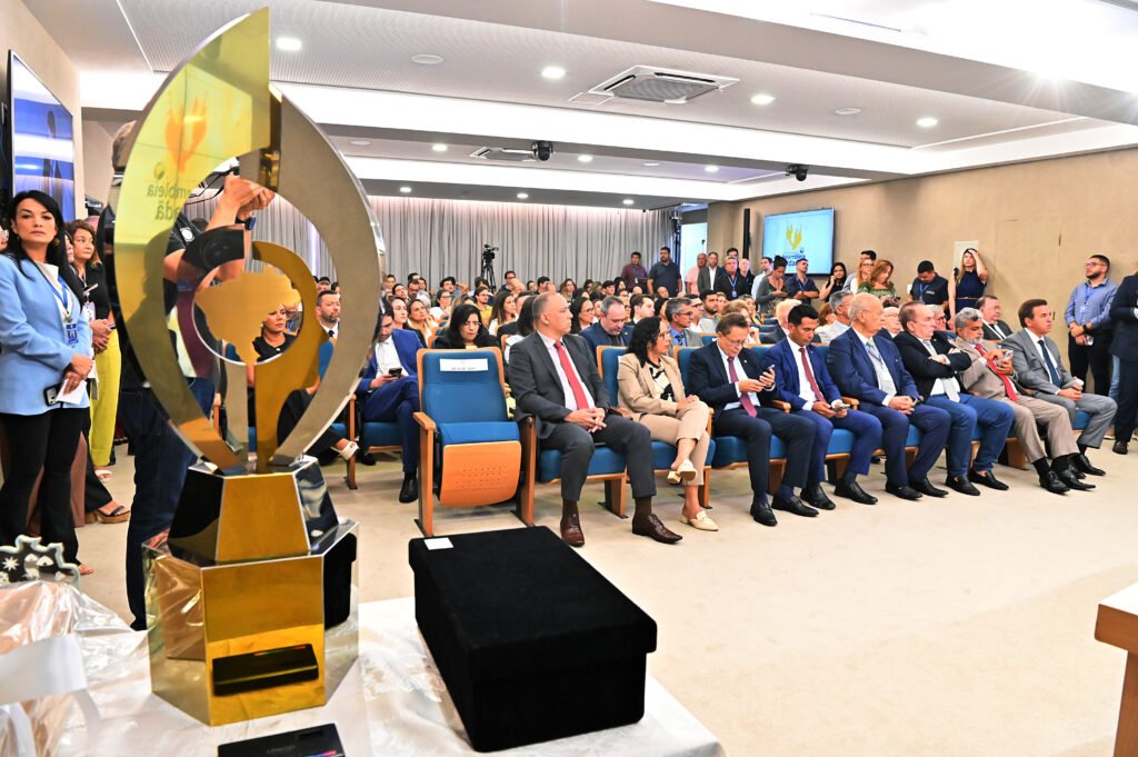 ALRN recebe Troféu da Unale 2025 com presidente, deputados e servidores
