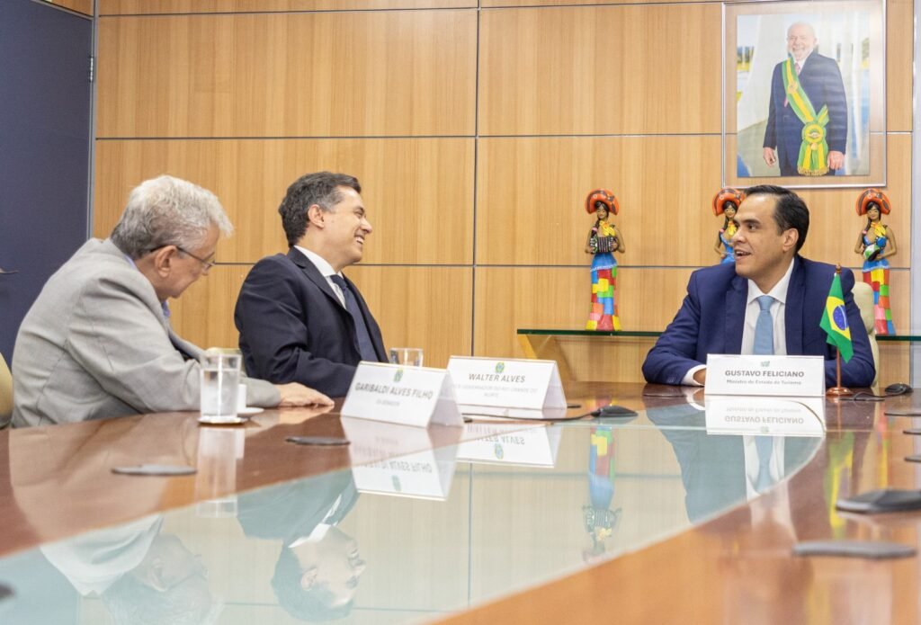 Walter Alves e Garibaldi Filho alinham com ministro do Turismo soluções para demandas de municípios do RN
