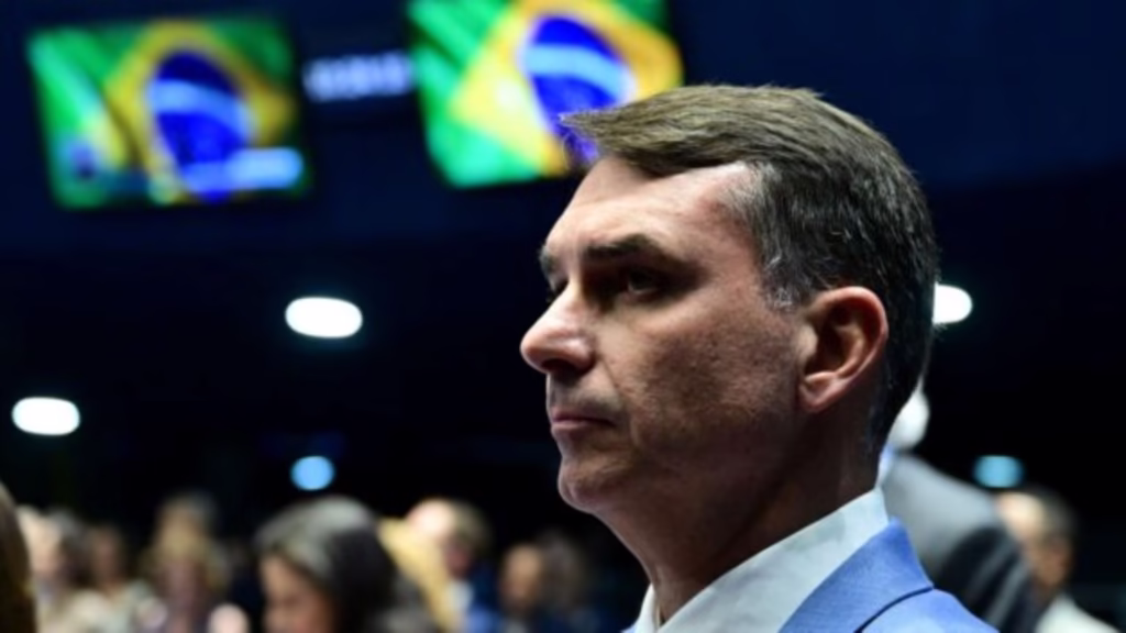 Flávio diz que Moraes “ficou de avaliar” prisão domiciliar a Bolsonaro