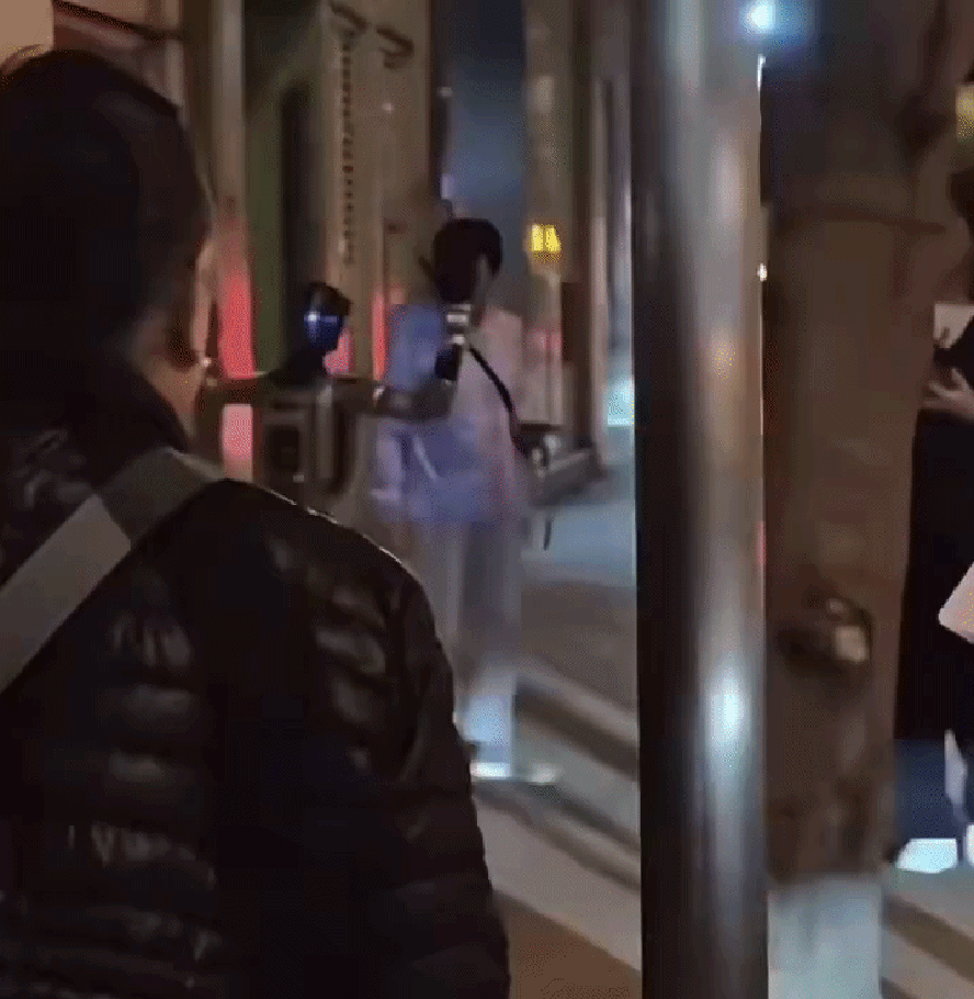 Enxerimento na China: robô humanoide é preso após importunar idosa