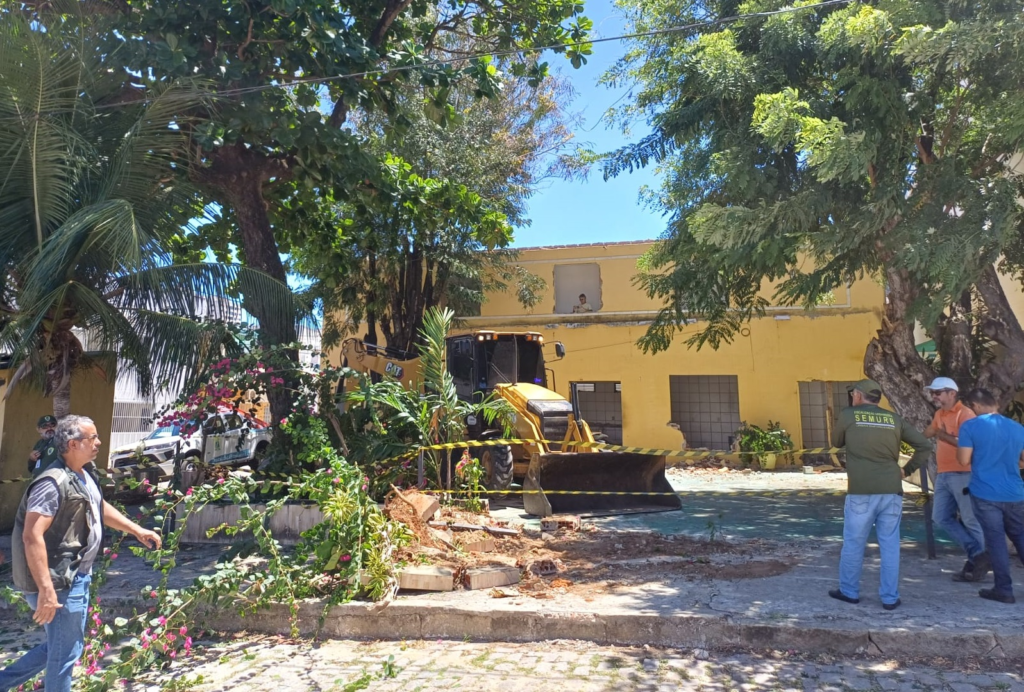 Semurb realiza demolição de imóvel construído em área pública