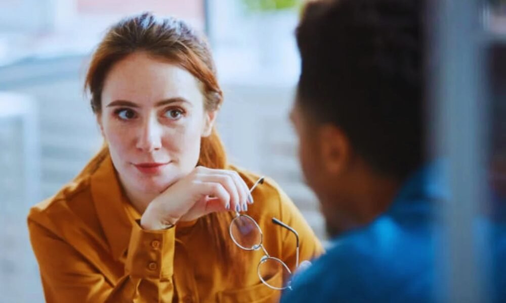 Esta é a técnica visual que aumenta sua autoridade sem dizer uma palavra