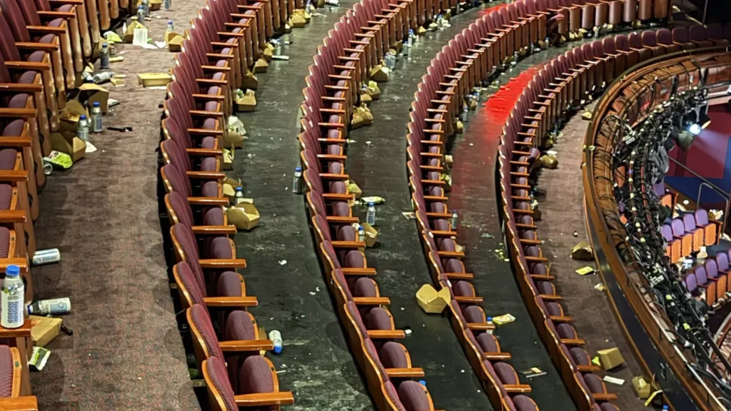 Teatro do Oscar aparece imundo em foto publicada por jornalista após cerimônia. Tem mundiça em todo canto