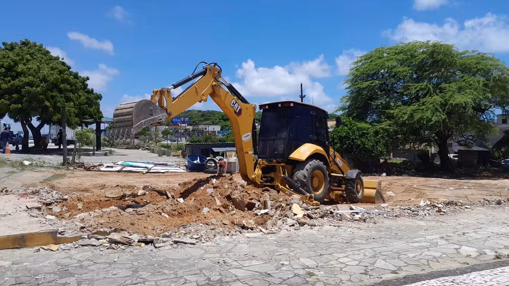 Quiosques na Avenida Roberto Freire são demolidos por ultrapassarem altura permitida