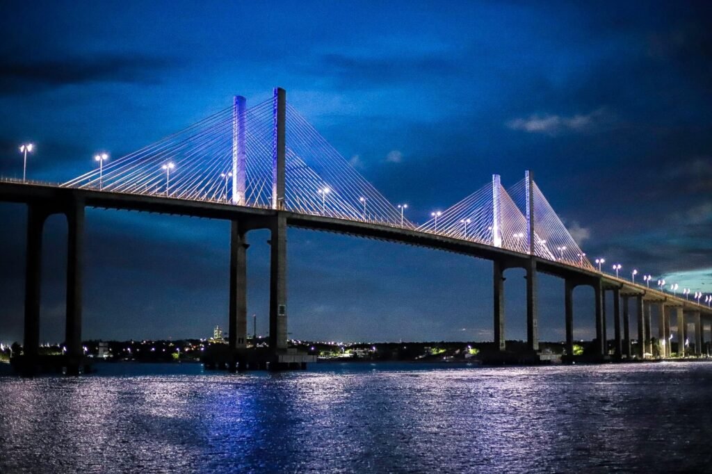 Monumentos de Natal ganham iluminação azul em apoio à conscientização sobre o autismo
