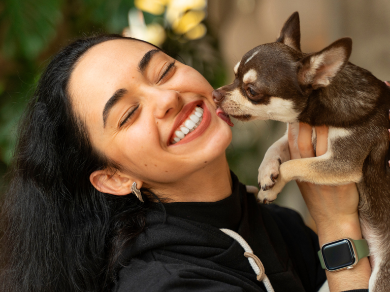 Você faz isso? O que a psicologia diz sobre quem conversa com pets como se fossem humanos