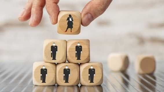 Emprego feminino aumenta 11%, mas desigualdade salarial persiste