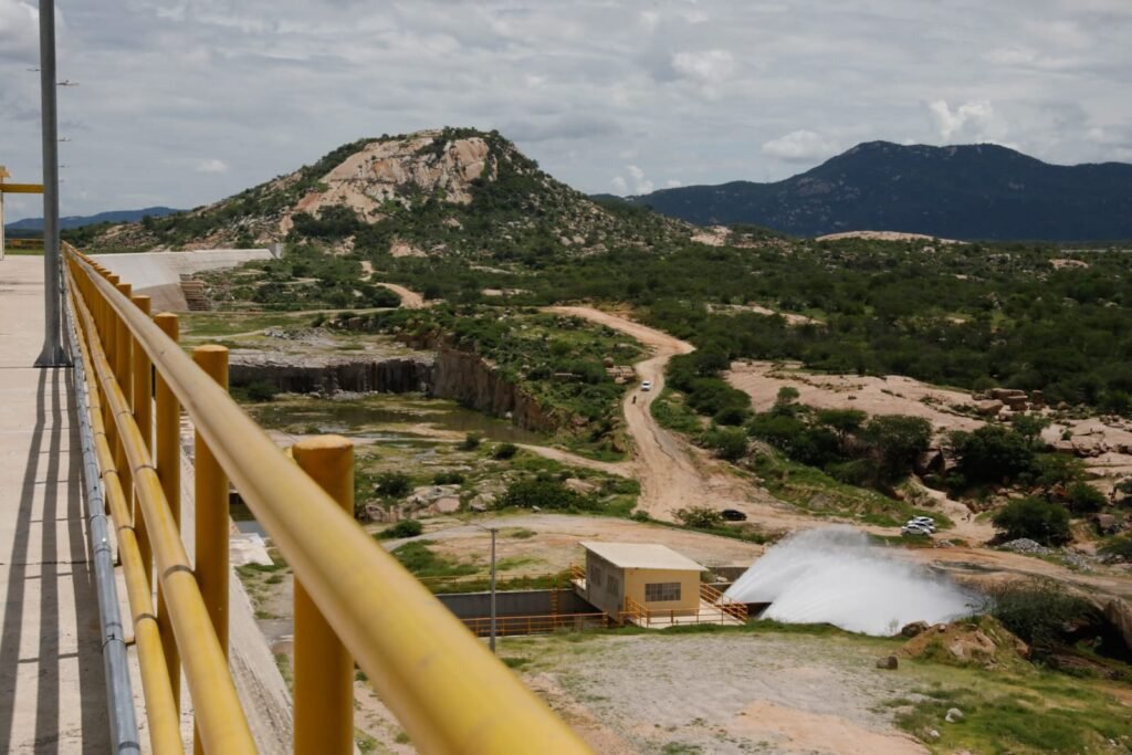 Oiticica chega a 500 milhões de metros cúbicos e muda paisagem no sertão do RN