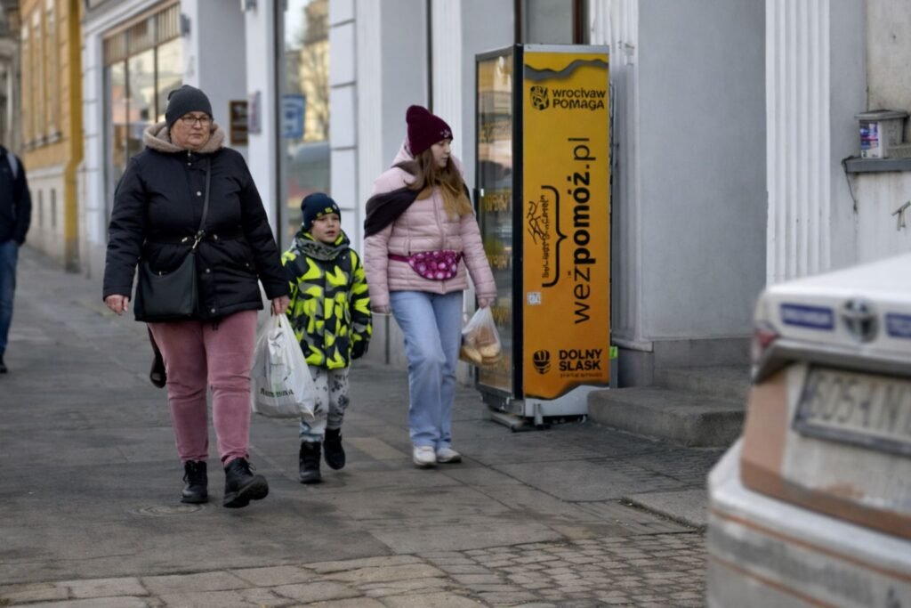 Uma geladeira no meio da rua na Polônia está alimentando quem tem fome e ensinando crianças a compartilhar