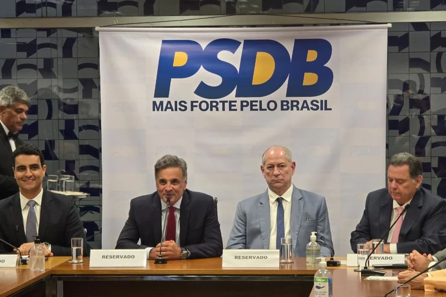 Aécio Neves convida Ciro Gomes para disputar presidência pelo PSDB