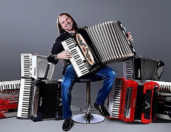 Dorgival Dantas anuncia Sanfonada e celebra a cultura do forró pelas ruas de Olho d’Água do Borges