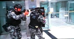 Hoje de noite vai ter tiro, explosões, bloqueios, barreiras, viaturas e muita gente. Mas calma, será uma simulação de assalto a banco