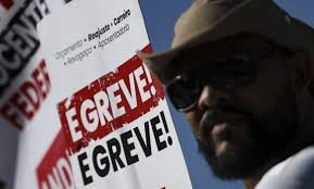 Greve atinge mais de 50 universidades federais; entenda disputa entre servidores e governo Lula