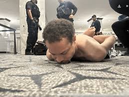 Trump divulga momento do ataque e imagem do atirador detido