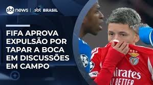 Fifa anuncia cartão vermelho para jogadores que taparem a boca em atos discriminatórios