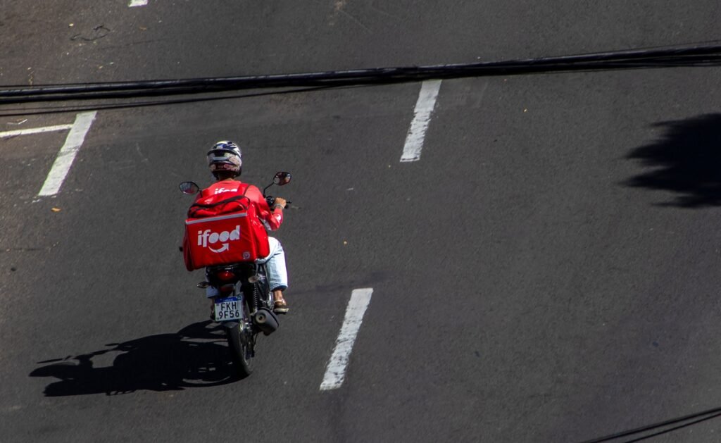 TST bate o martelo: iFood não tem obrigação com motoboys