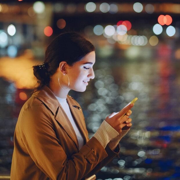 Já pensou ficar milionário vendendo amizade?