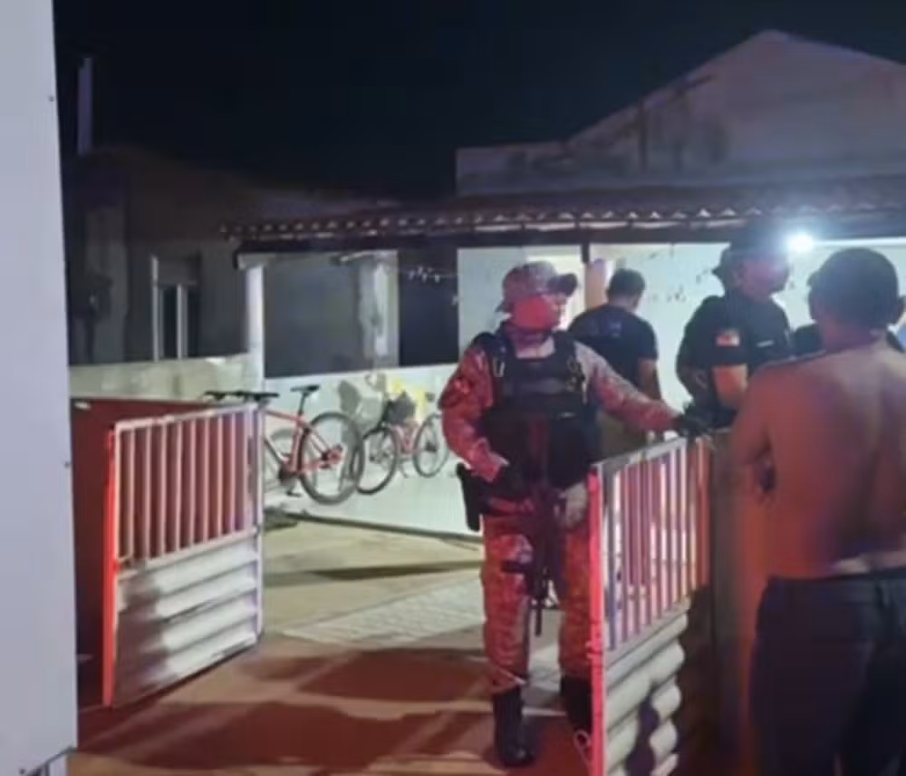 Suspeito morre e casal fica ferido após ataque a tiros dentro de casa na zona rural de Caraúbas, RN