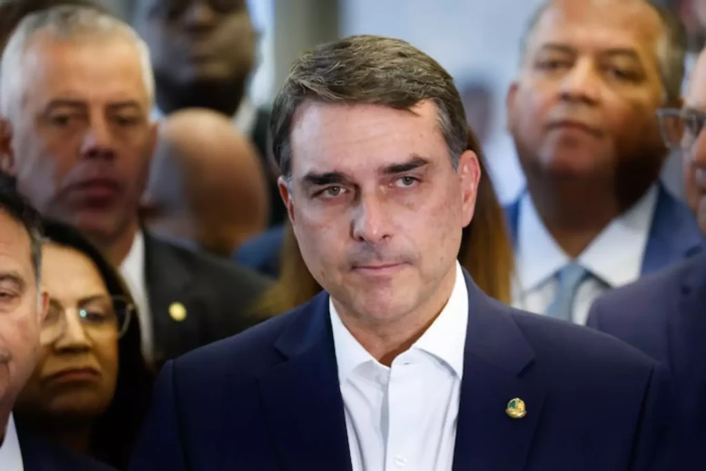 Flávio Bolsonaro critica Lula por chamar integrantes de facções brasileiras de “nossos criminosos”
