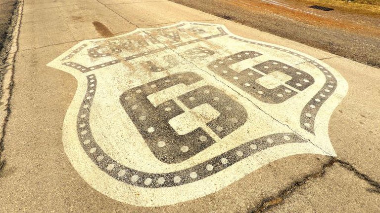 Rota 66 – Como a estrada que nasceu com “nome errado” virou ícone cultural e chegou aos 100 anos