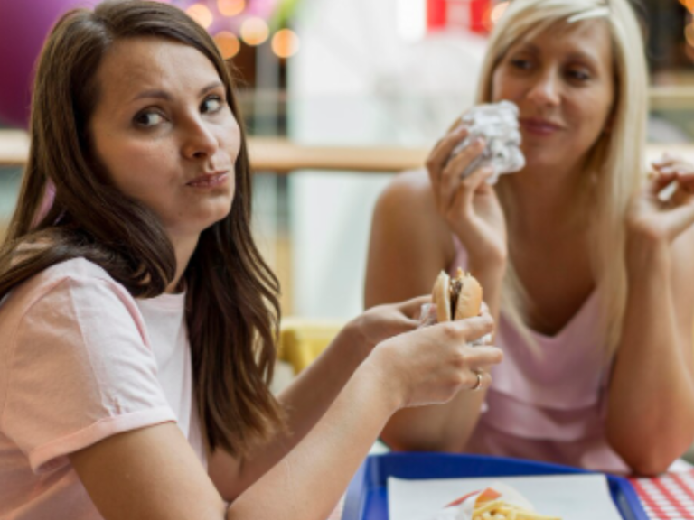 6 coisas que a classe média baixa faz em restaurantes e não percebe