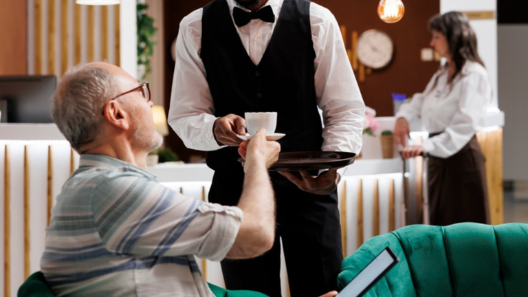 No restaurante, sempre passo os pratos para o garçom para ajudá-lo: a psicologia revelou o que isso significa