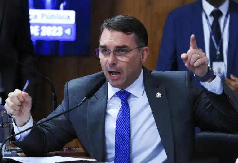 Flávio Bolsonaro detona general e vai para cima