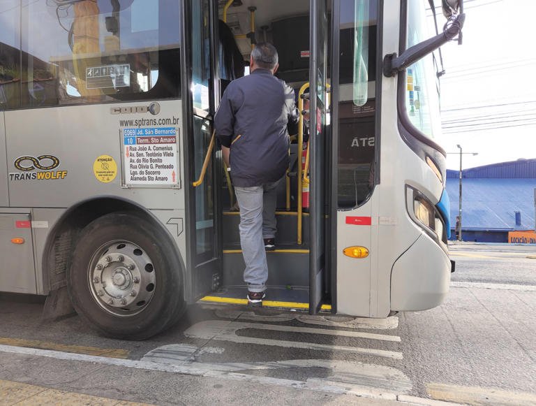 Dar bom dia para o motorista do ônibus parece um gesto gentil, mas psicólogos enxergam algo muito mais profundo