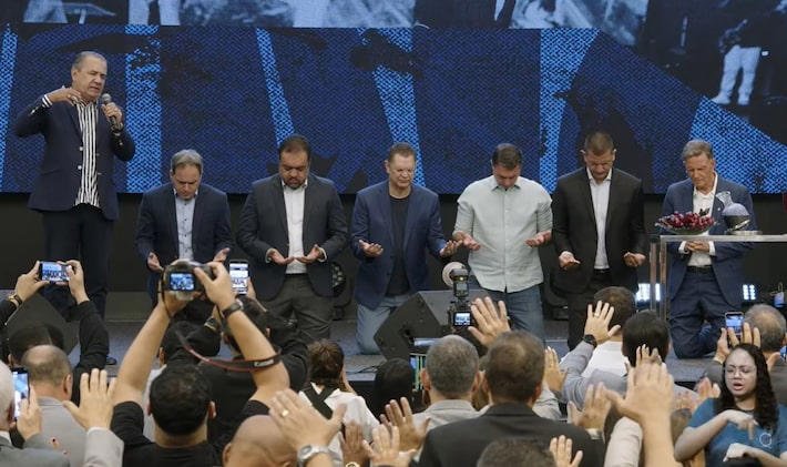 Flávio Bolsonaro vai a culto de Silas Malafaia no Rio e recebe apoio para disputa eleitoral
