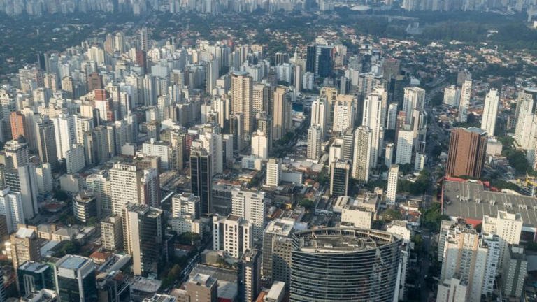 Estudo mostra novo retrato da classe média brasileira: mais dívidas e menos poder de compra