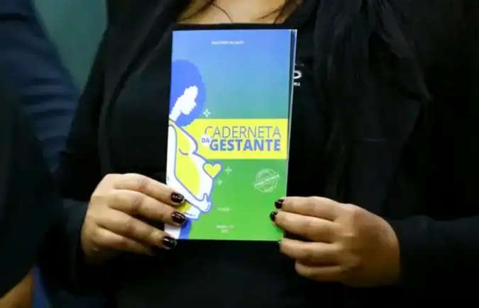 Governo Lula substitui termo “mãe” por “pessoa que gesta” em caderneta da gestante