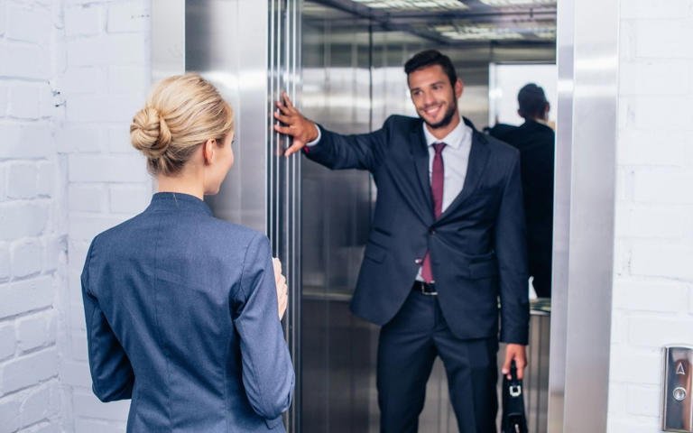 Segurar a porta do elevador parece um gesto gentil, mas psicólogos enxergam algo muito mais profundo