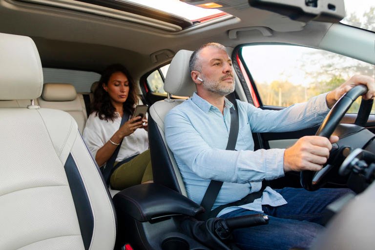 O que significa não gostar de conversar com motoristas de aplicativo, segundo a psicologia