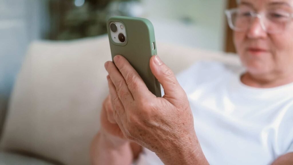Tempo demais no celular deixa idosos ansiosos e com insônia, aponta estudo