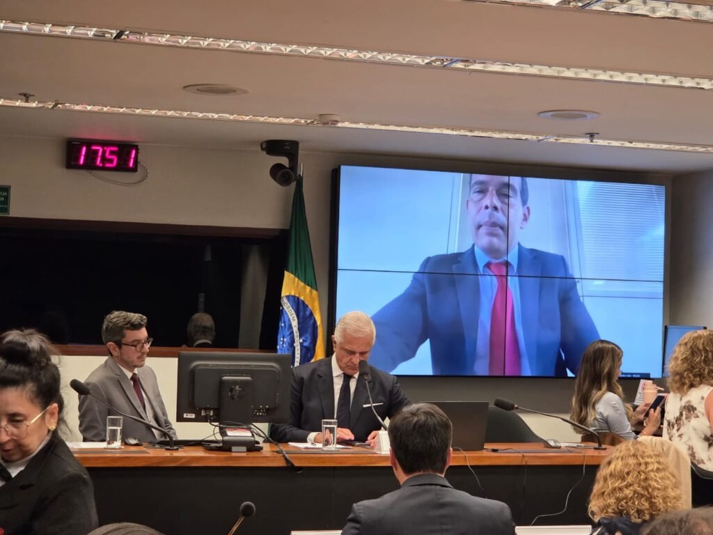 Avanço do comércio ilegal pressiona economia e demanda ação coordenada, afirma representante da CNC