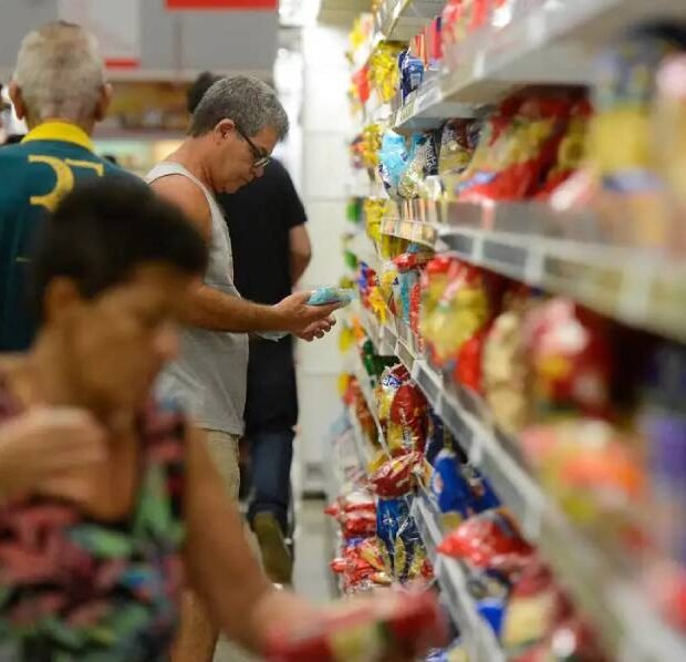 Intenção de consumo das famílias cresce pelo 6º mês consecutivo e atinge 104,5 pontos em abril
