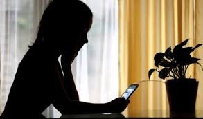 Privacidade no casamento: mexer no celular do marido pode dar até 4 anos de prisão