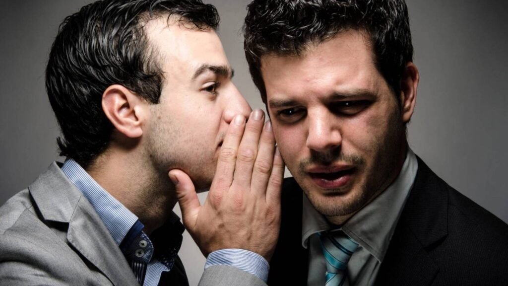 Por que o cérebro humano sente prazer em fazer “fofoca”? A ciência investiga o hábito que movimenta 65% das conversas adultas