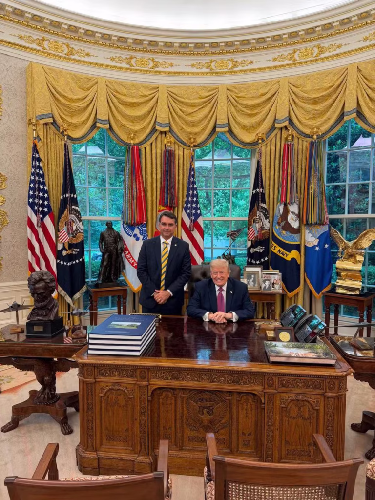 Flávio Bolsonaro se encontra com Trump na Casa Branca