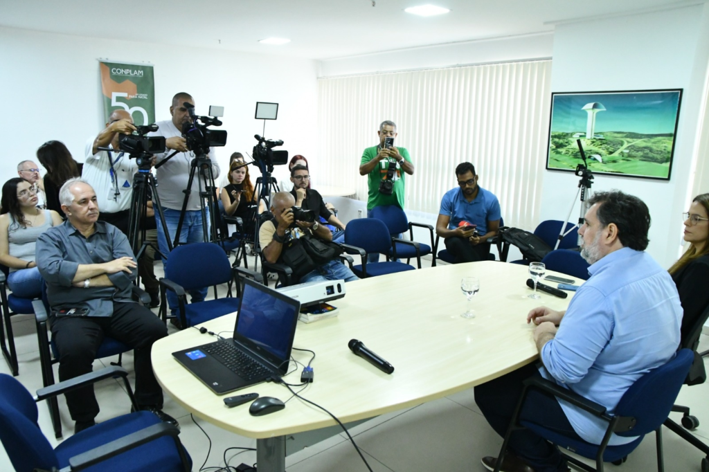 Prefeitura apresenta balanço de fiscalizações em coletiva sobre vazamento de esgoto em Ponta Negra