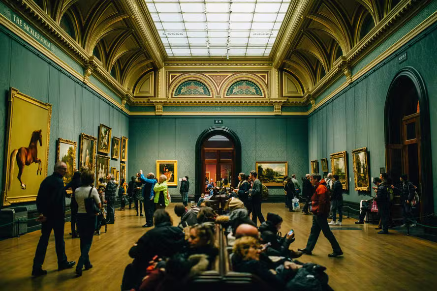 Contato diário com cultura e arte pode desacelerar envelhecimento, diz estudo
