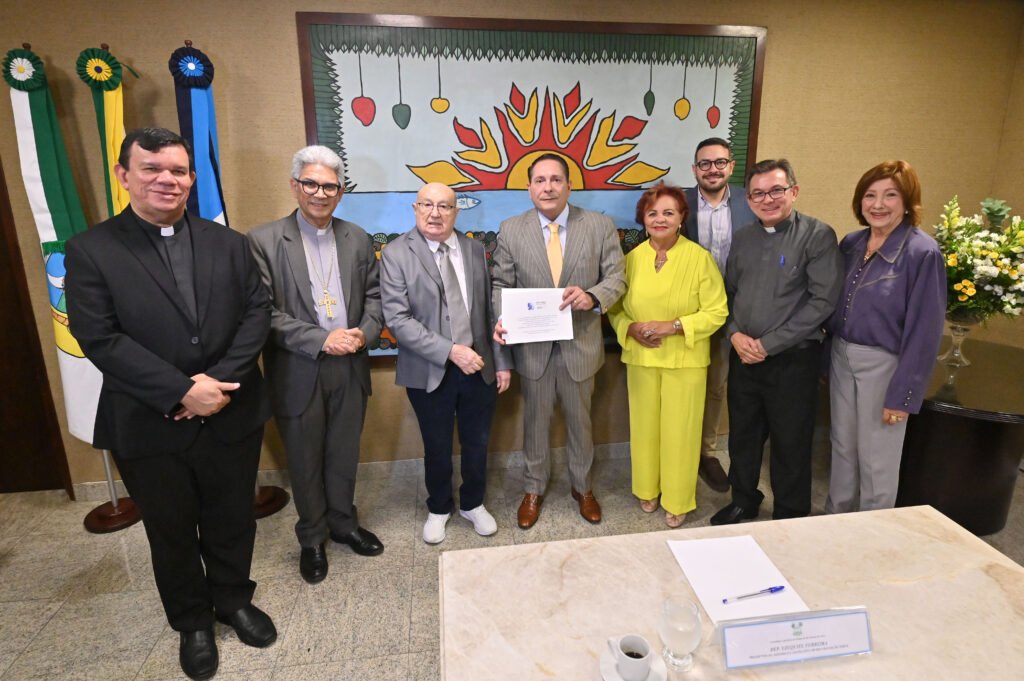 Ezequiel Ferreira recebe comissão da canonização de Padre João Maria