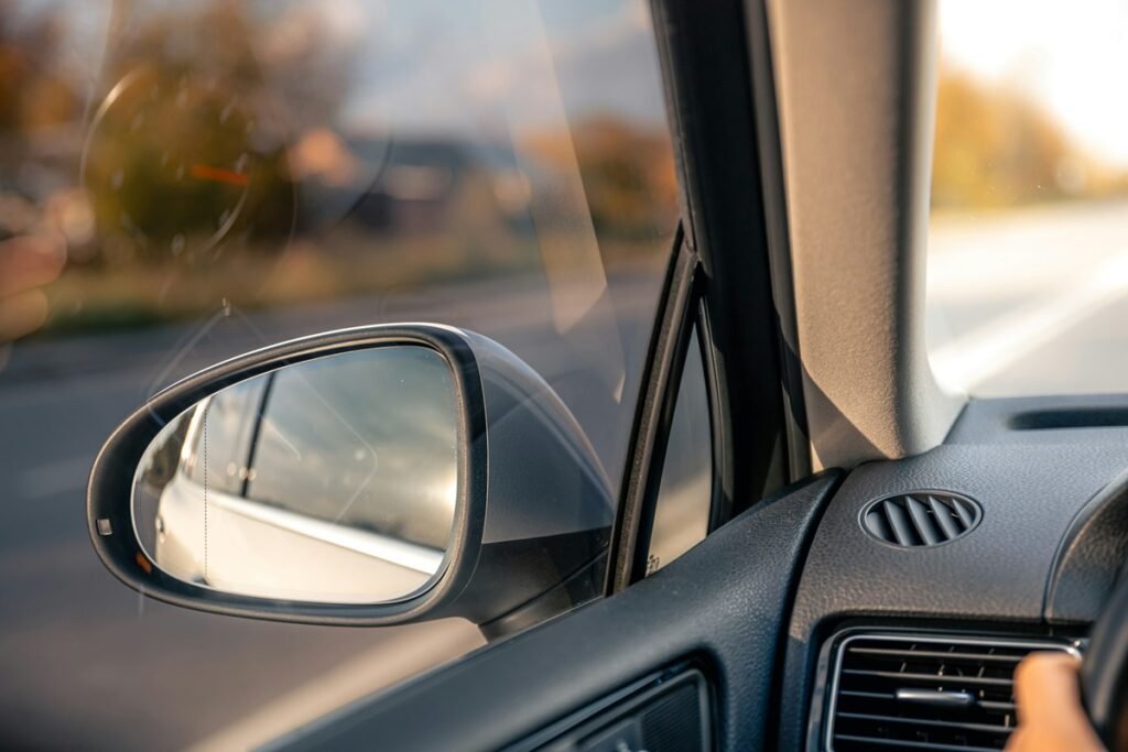 Olha a multa! Nova lei pega motoristas de surpresa e muda regras dos retrovisores