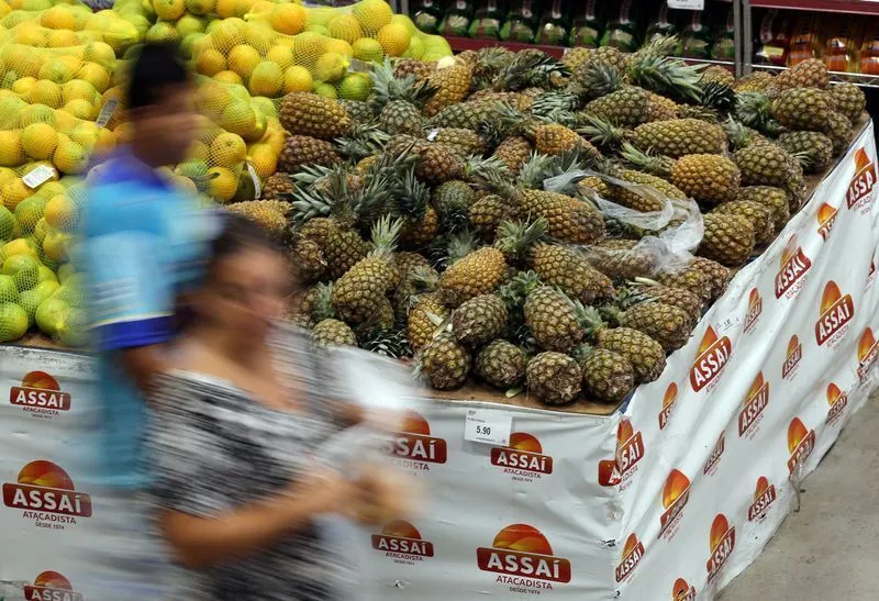 Inflação desacelera para 0,67% em abril; alimentos e remédios pressionam