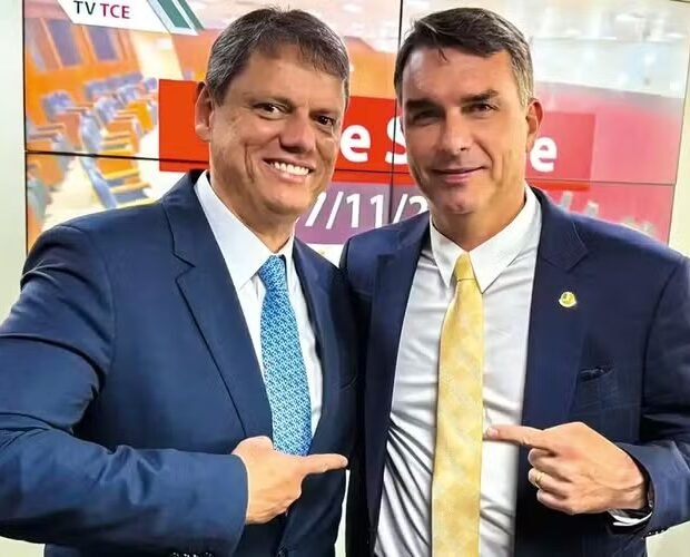 Tarcísio diz que áudio de Flávio Bolsonaro preocupa, mas defende o aliado