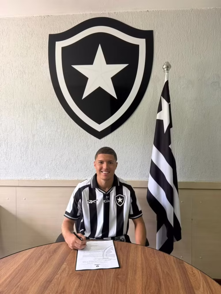 Joia do Botafogo assina primeiro contrato profissional com multa de R$ 582 milhões