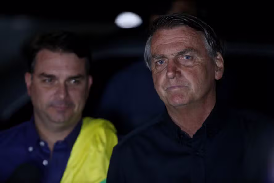 Michelle ausente, pedido de trégua e ‘página virada’: o primeiro encontro de Flávio com Bolsonaro após a crise no clã