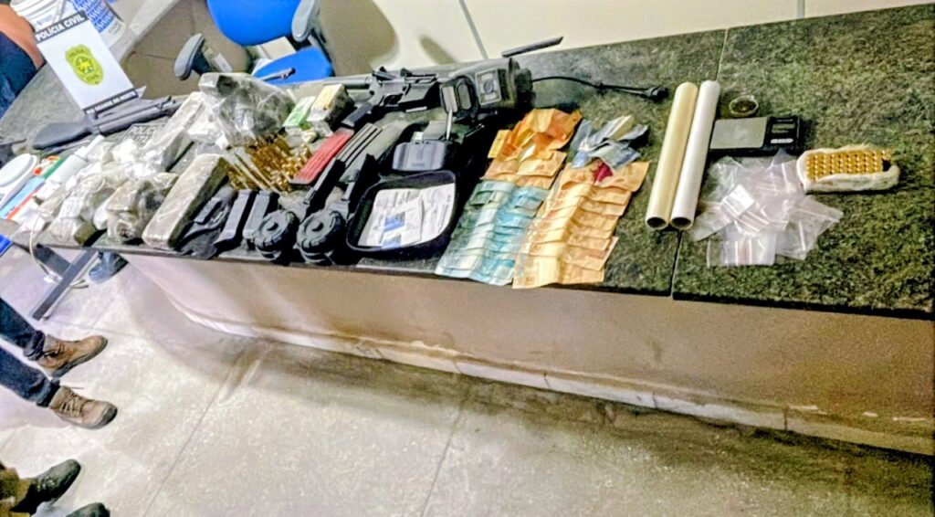 O impressionante arsenal de guerra e drogas apreendido em Assú/RN